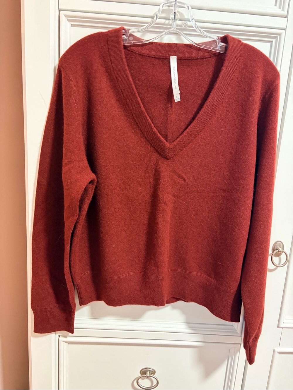 ARITZIA Babaton burgundy v-neck Cashmere Sweater, L